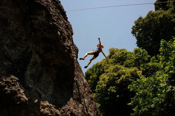 Sportliches Mädchen erklimmt Berg im Alleingang — Stockfoto
