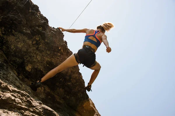 Sportliches Mädchen erklimmt den Gipfel des Berges — Stockfoto