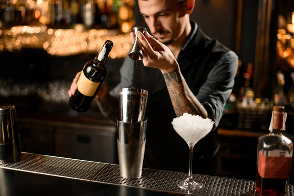 Barman derramando uísque de jigger para shaker — Fotografia de Stock