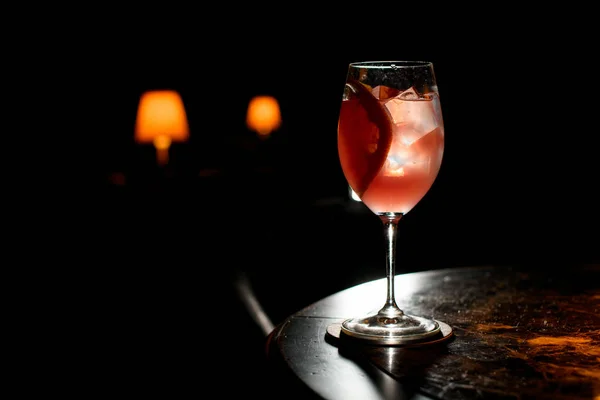 Pink color alcoholic cocktail drink decorated with a grapefruit slice — Stock Photo, Image