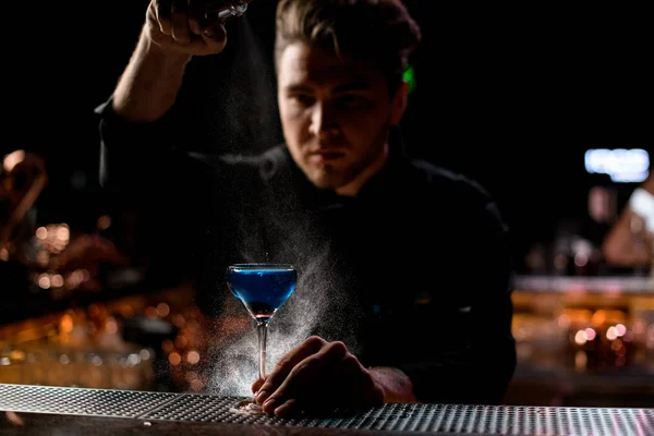 Професійний бармен розбризкував блакитний алкогольний коктейль з гірким, щоб його подати — стокове фото