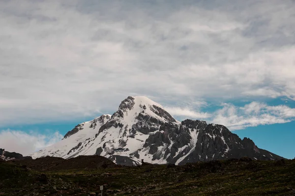 View at high mountain covered in snow — Stock Photo, Image