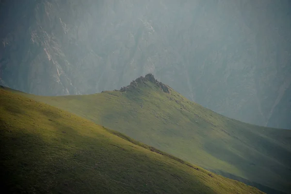 Utsikt over åser, enger og fjell – stockfoto