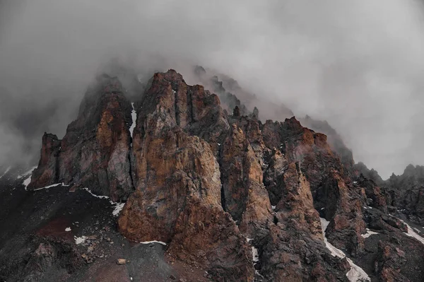 Zicht op de klif bedekt met mist — Stockfoto