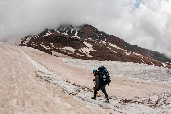 Опытный турист поднимается на туманную гору — стоковое фото