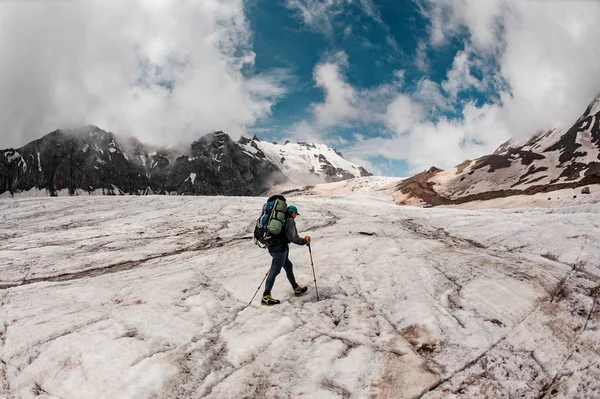 Caminatas turísticas en la superficie nevada de la montaña — Foto de Stock