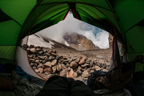 Ego-Blick vom Zelt auf die Berge — Stockfoto