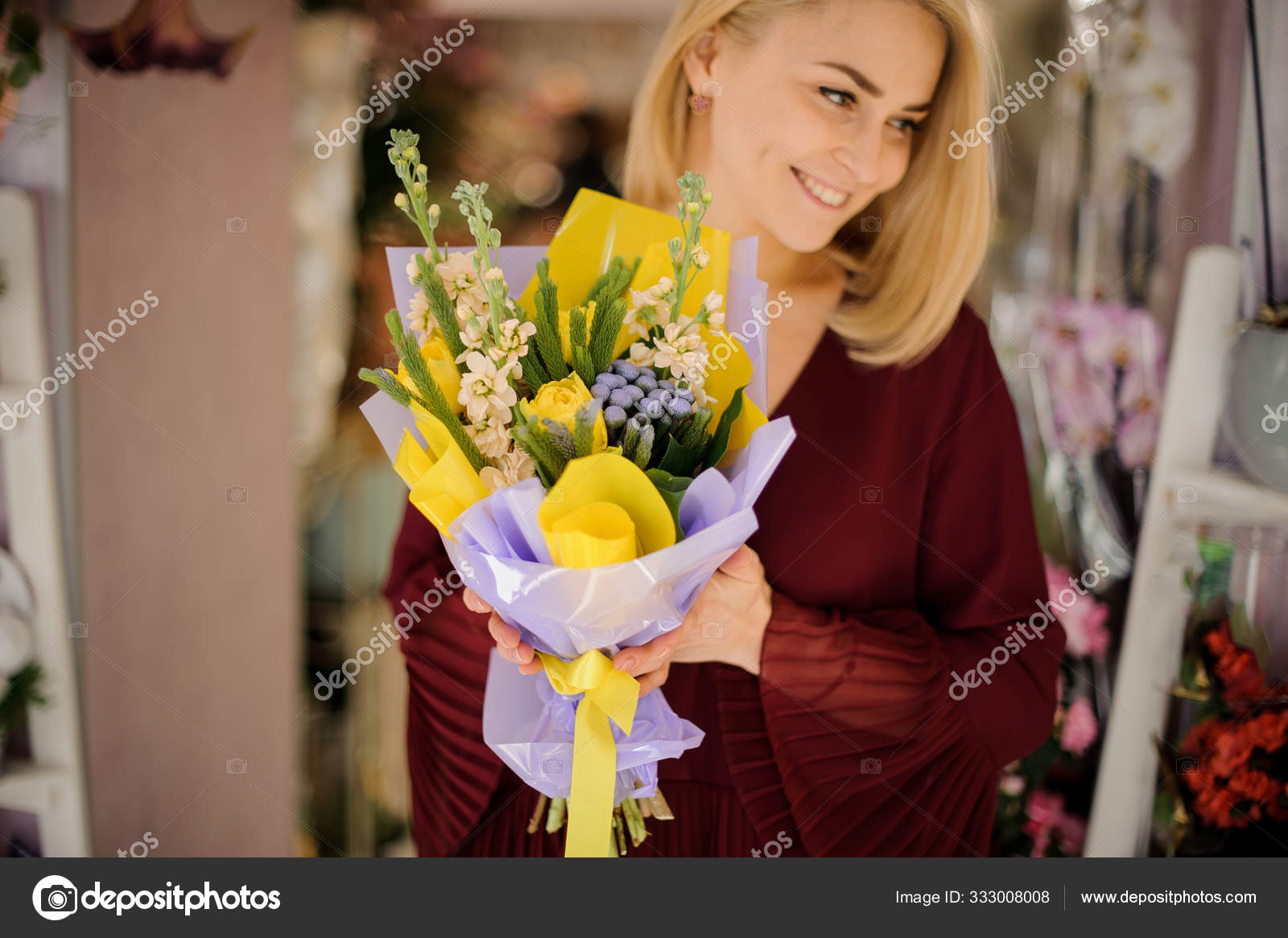 迷人的女孩拿着黄色郁金香花束 图库照片 C Fesenko 迷人的女孩拿着黄色郁金香花束 图库照片 C Fesenko