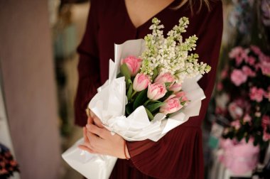 Beyaz kağıtta bir buket lale.