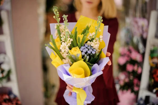 Zamknij zdjęcie żółtych tulipanów z innymi kwiatami — Zdjęcie stockowe