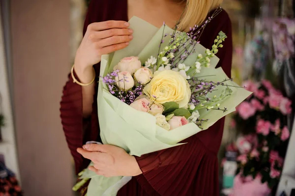 Close-up de buquê com as rosas coloridas — Fotografia de Stock