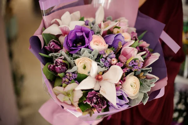 Close shot of big bouquet of purple and pink flowers — 스톡 사진