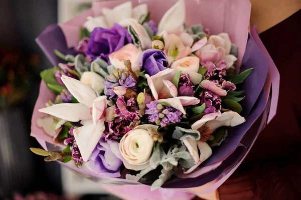 Gros plan sur un bouquet géant de fleurs violettes et roses — Photo