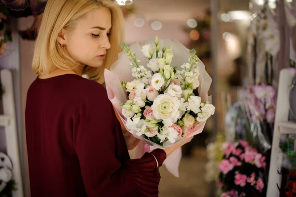 Hermosa chica de pie con ramo de rosas — Foto de Stock