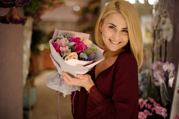 Lächelndes Mädchen mit erstaunlichem Strauß Rosen — Stockfoto