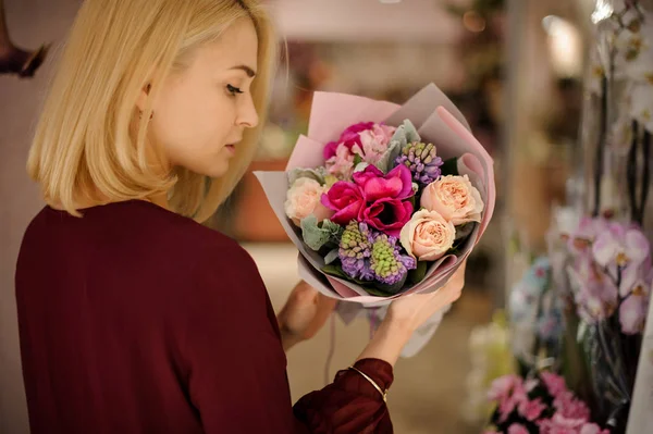 Fiatal nő gazdaság csokor rózsa és mák — Stock Fotó