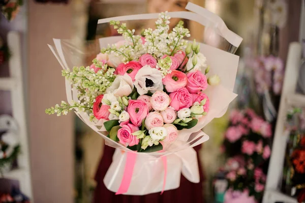 Close-up de buquê macio com rosas e papoilas — Fotografia de Stock