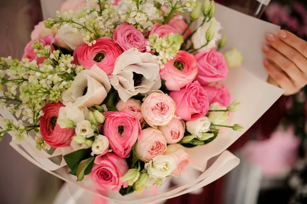 Close shot of beautiful bouquet with roses and poppies — 스톡 사진