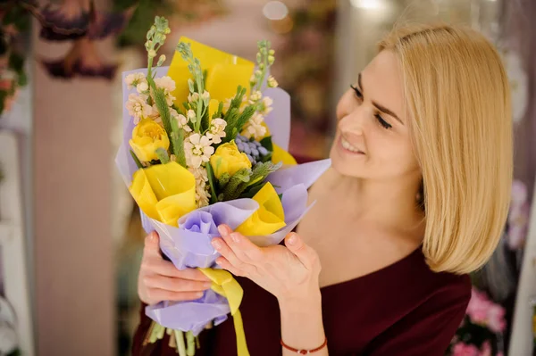 Atractivo ramo femenino con tulipanes amarillos — Foto de Stock