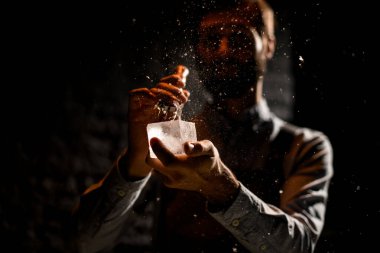 Sakallı profesyonel bir barmen. Barda özel bir çatalla buz kesiyor.