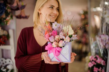 Şakayıklı kare kutulu gülümseyen sarışın.