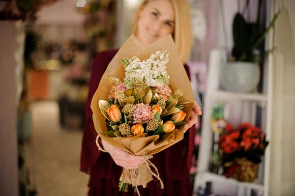 Close-up of female holding bouquet in craft paper — 스톡 사진