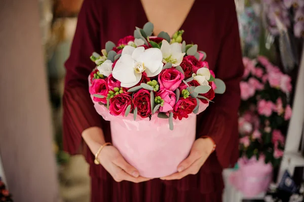 Primer plano de una caja de sombreros con flores —  Fotos de Stock