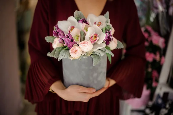 Close-up de caixa com íris, orquídeas e peônias — Fotografia de Stock