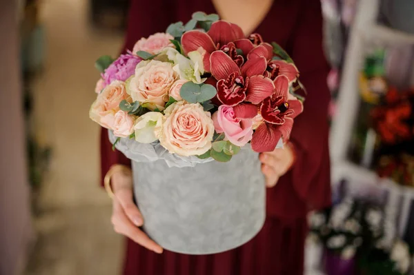 Fechar tiro de caixa de veludo com rosas e orquídeas — Fotografia de Stock