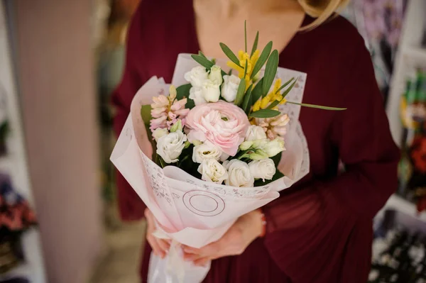 Close-up de um buquê de rosas brancas — Fotografia de Stock