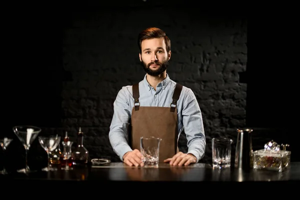 Professionell bartender stående på bardisken med barutrustning — Stockfoto