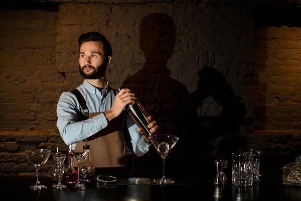 Professionell manlig bartender som håller en stålskakare på bardisken med stången utrustning — Stockfoto