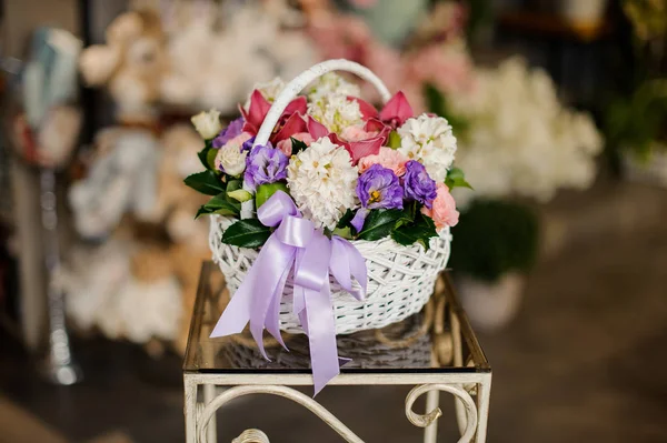 Panier blanc aux roses violettes, jacinthe blanche et orchidées roses juteuses — Photo