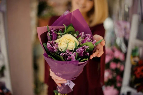 Primer plano del ramo de flores en papel morado —  Fotos de Stock