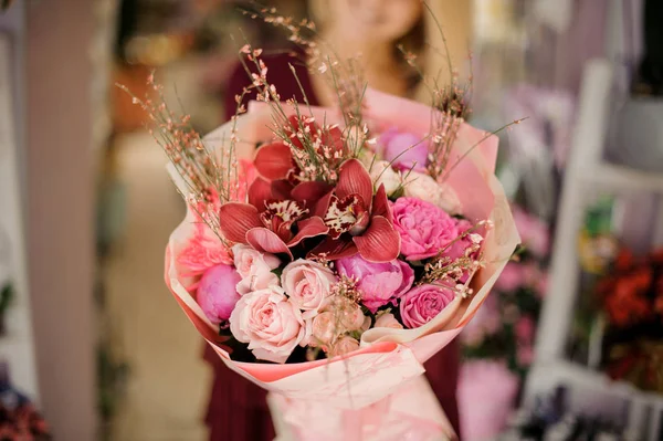 Fechar tiro de menina com buquê de rosas e peônias — Fotografia de Stock