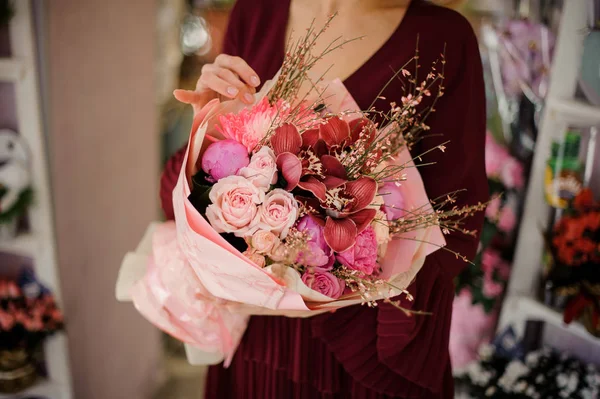 Primer plano de la mujer con ramo de rosas y peonías — Foto de Stock