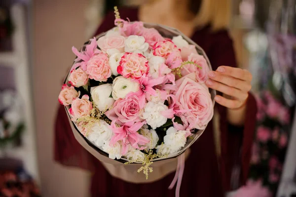 Primer plano de chica con exuberante ramo de flores de color rosa —  Fotos de Stock