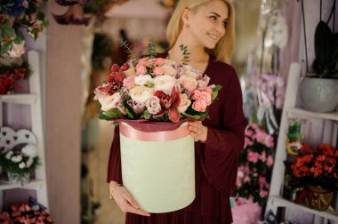 Kutuda çiçek demeti olan kız