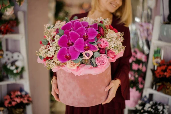 Close-up of girl standing with giant bouquet in box — Stock Photo, Image