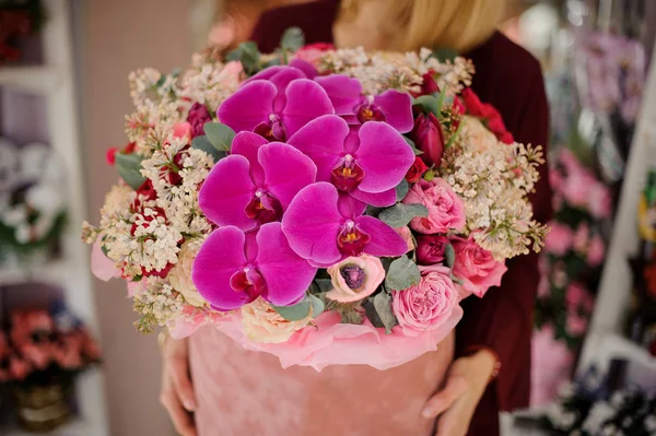 Gros plan de la femme debout avec bouquet géant en boîte — Photo