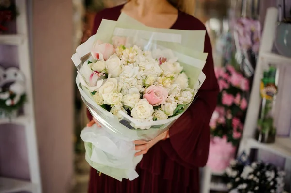 Крупним планом жінка в сукні з квітковим букетом — стокове фото
