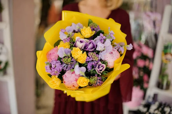 Крупним планом дівчина позує з барвистим квітковим букетом — стокове фото