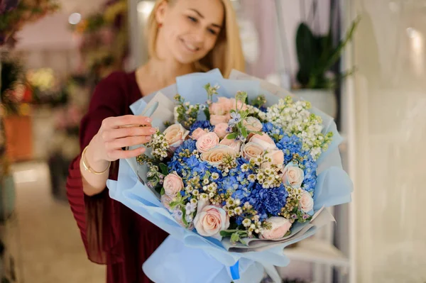 Linda chica con ramo azul en las manos — Foto de Stock