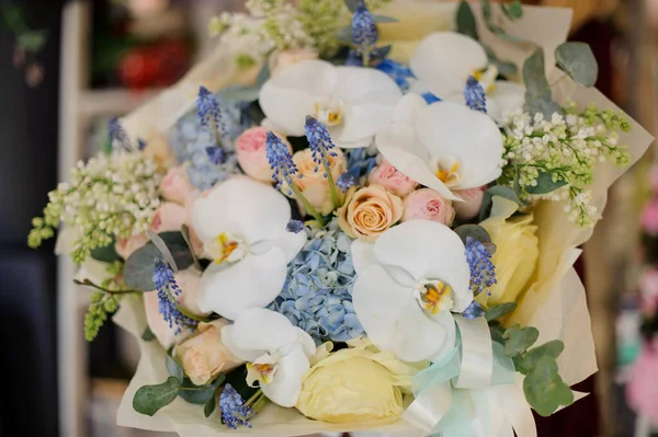 Close-up of bouquet with irises and hyacinth — 스톡 사진