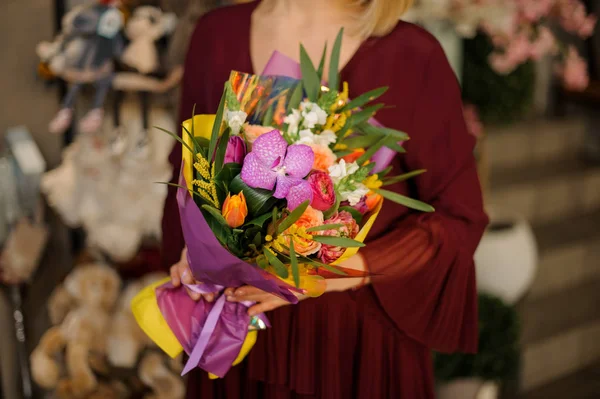 Close-up of colorful bouquet in womans hands — 스톡 사진