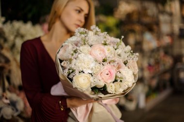 Güzel kadınların şefkatli ellerinde tatil buketi