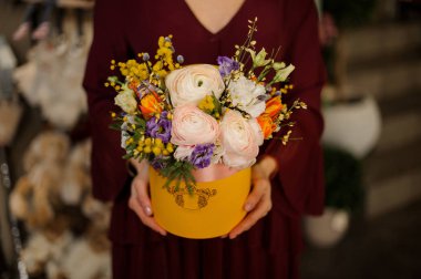 Güller ve kır çiçekleriyle kaplanmış şapka kutusu.