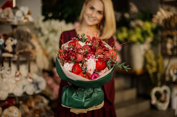 Mujer en vestido con ramo de flores — Foto de Stock