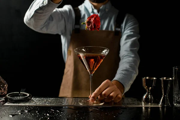 Profi pultos dobott egy piros rózsabimbót egy martini pohár egy arany koktél — Stock Fotó