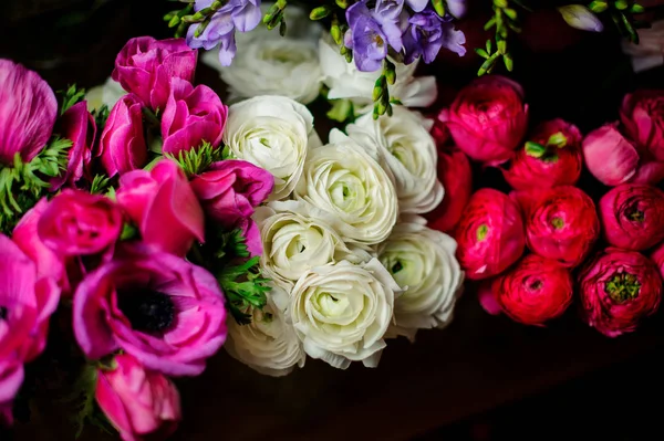 Krásná kytice karmínového máku, bílých růží a růžových pivoňkových růží — Stock fotografie